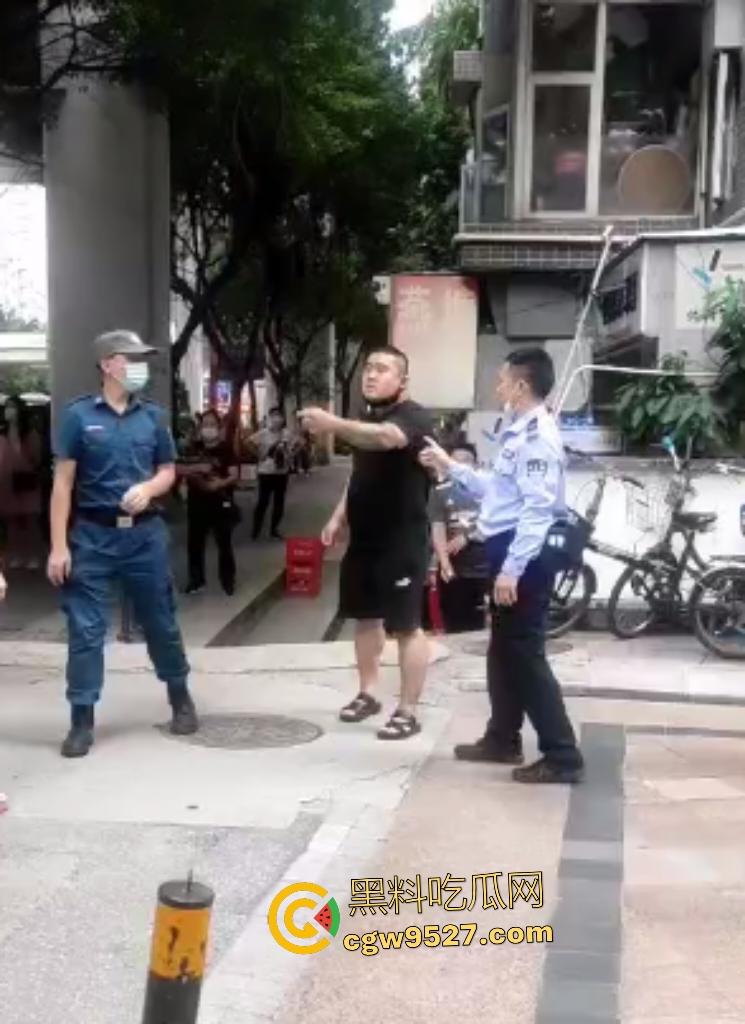 广州猛男怒打交警！因不满罚单当街狂扇头，警帽直接飞天，老婆在一旁看戏，看来这是想老公进去？-8