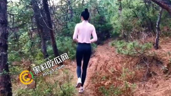 大胆人妻不满足山上野炮，竟转战树梢继续狂野后入打炮挑战！-4