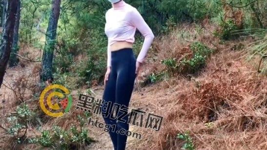 大胆人妻不满足山上野炮，竟转战树梢继续狂野后入打炮挑战！-6