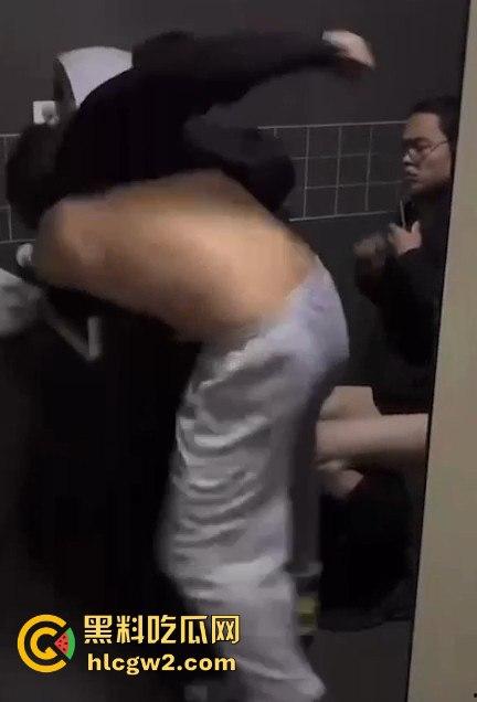 公共厕所两个小伙打架闹到蹲坑 旁边眼镜哥直接被打懵 场面尴尬又搞笑！-6