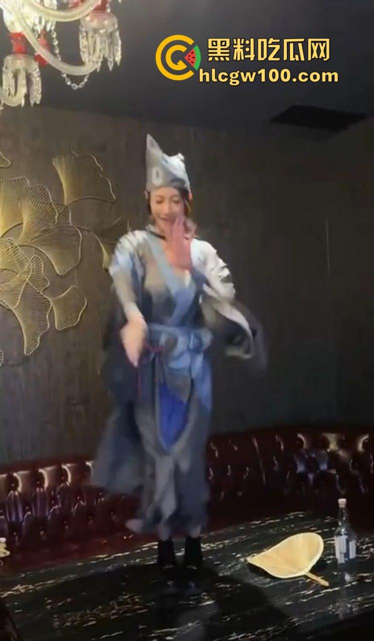 KTV都开始玩济公主题夜了？破衣拖鞋扮和尚，酒瓶换袈裟，点歌附送疯癫体验，降龙十八掌都能搞成喝酒互动？-2