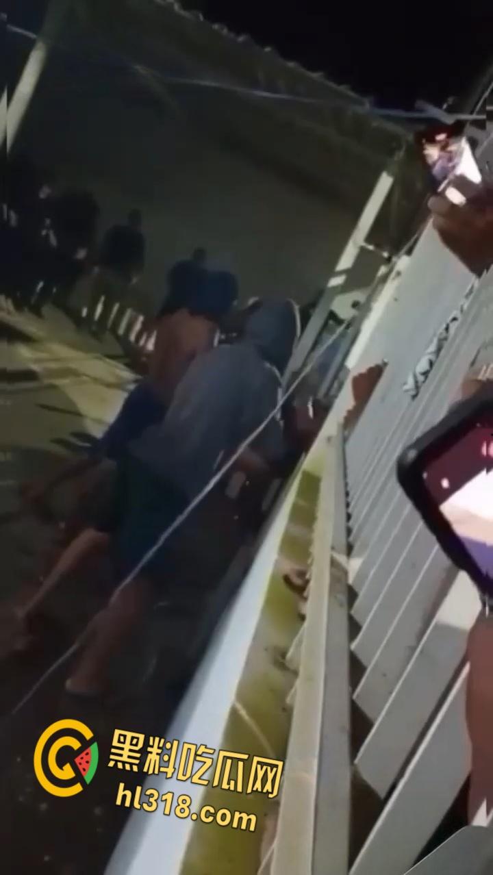 巴西亚马逊州托南廷斯，民众闯入警察局，将一名杀害自己妻子，并打伤继女的男子活活烧死 ！-2