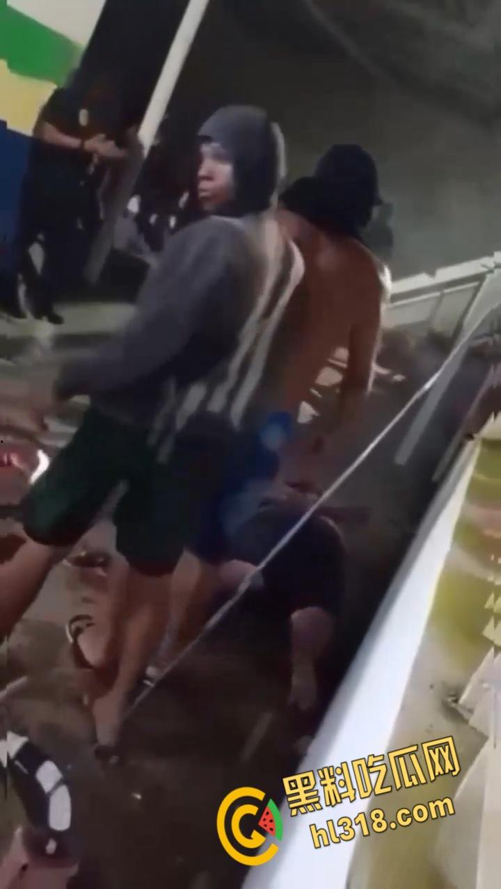 巴西亚马逊州托南廷斯，民众闯入警察局，将一名杀害自己妻子，并打伤继女的男子活活烧死 ！-3