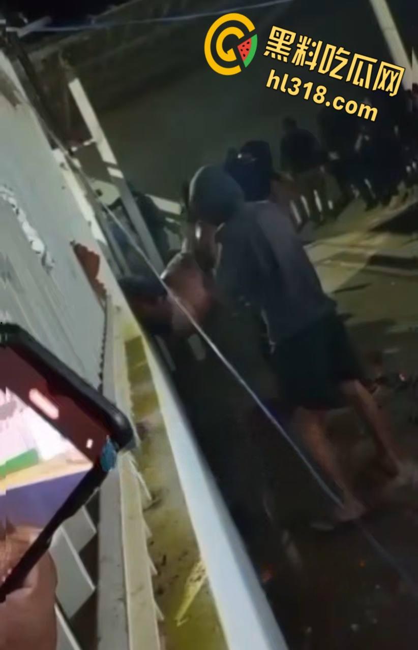 巴西亚马逊州托南廷斯，民众闯入警察局，将一名杀害自己妻子，并打伤继女的男子活活烧死 ！-6