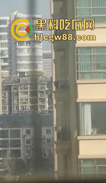 骚货人妻大胆做爱，高楼层 开窗帘让人欣赏，女的还挺主动的一直是骑乘位，看得人心痒痒！-6