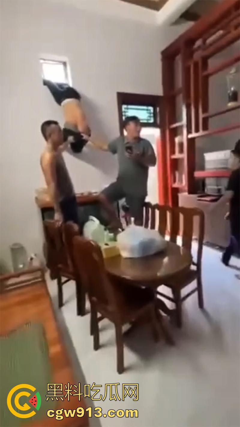 小偷也需要智商啊，越南南定省一名年轻人进行盗窃时，两只脚意外被窗户卡住，最后被警察解救下来！-2