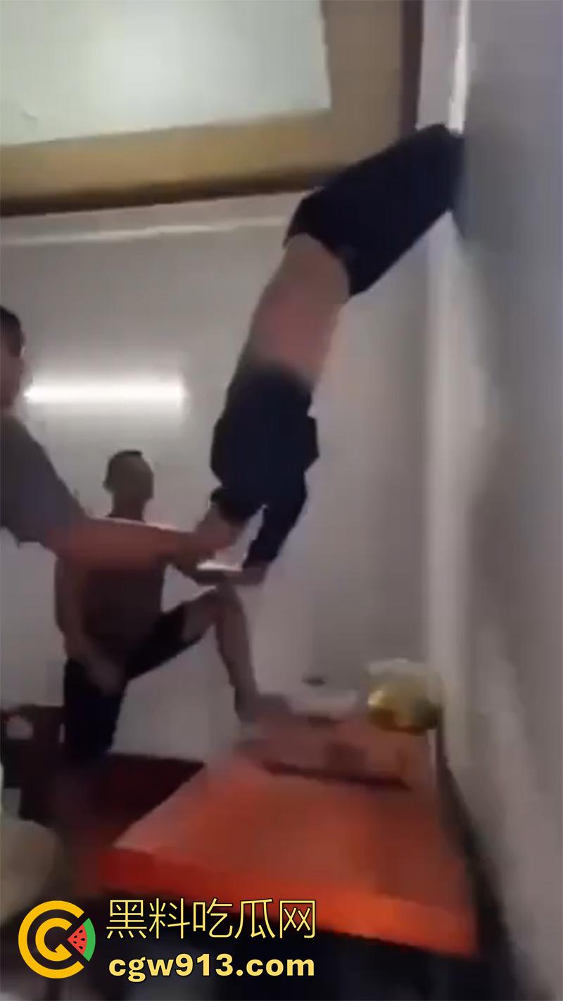 小偷也需要智商啊，越南南定省一名年轻人进行盗窃时，两只脚意外被窗户卡住，最后被警察解救下来！-4