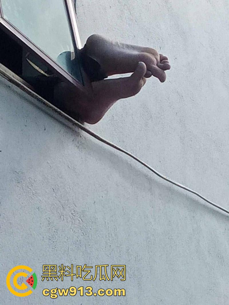 小偷也需要智商啊，越南南定省一名年轻人进行盗窃时，两只脚意外被窗户卡住，最后被警察解救下来！-5