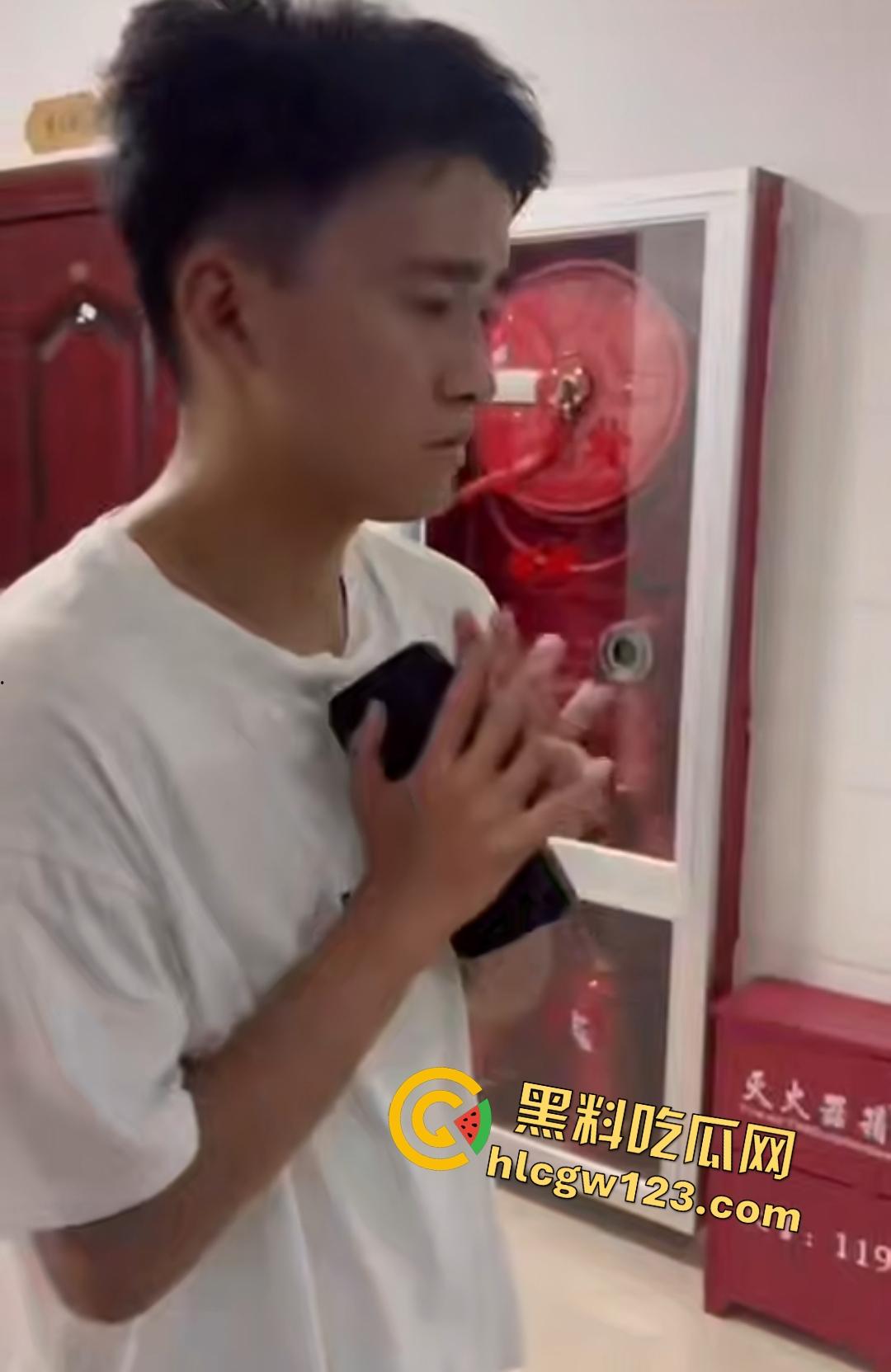 变态男生被同学怂恿去偷女生内衣当场被抓！内衣裹鸡巴真好玩，逼打女友电话羞辱！-7