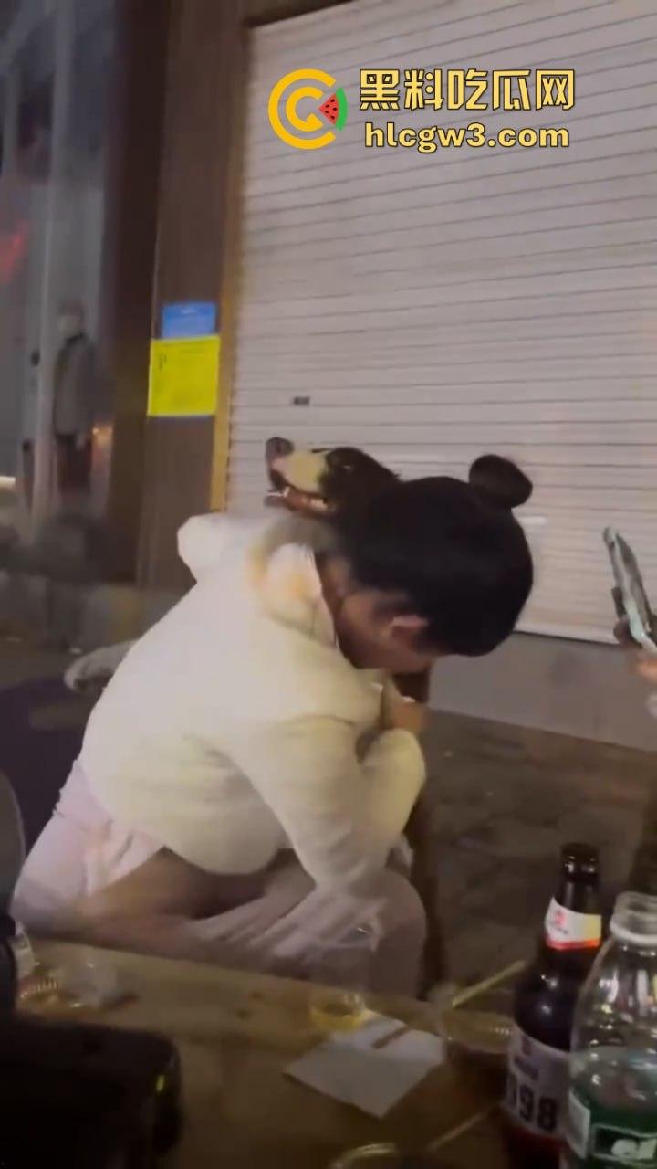 狗子发情当众操“妈”  大庭广众之下抱腿突击！美女吓得抱头躲避 在家没少干吧？-3