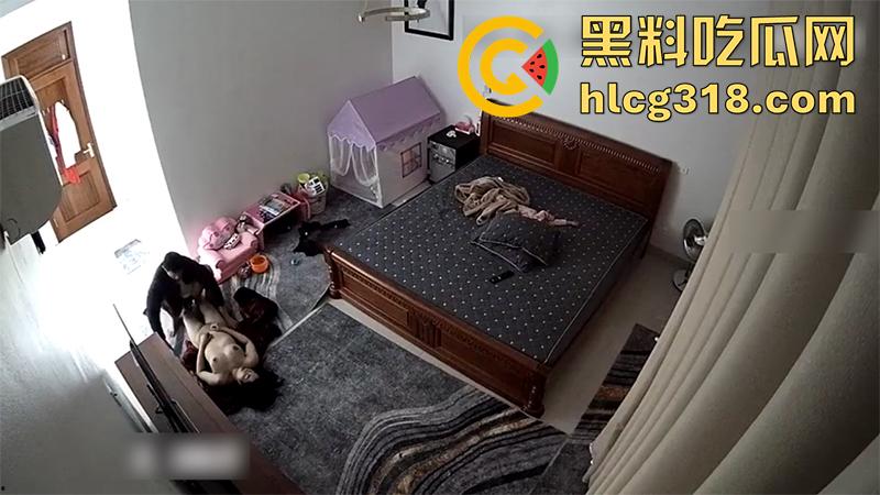 公公当着孩子面操儿媳，趁儿子不在家来到儿媳房间，借口看孙女实际操儿媳，监控拍下做爱现场！-8