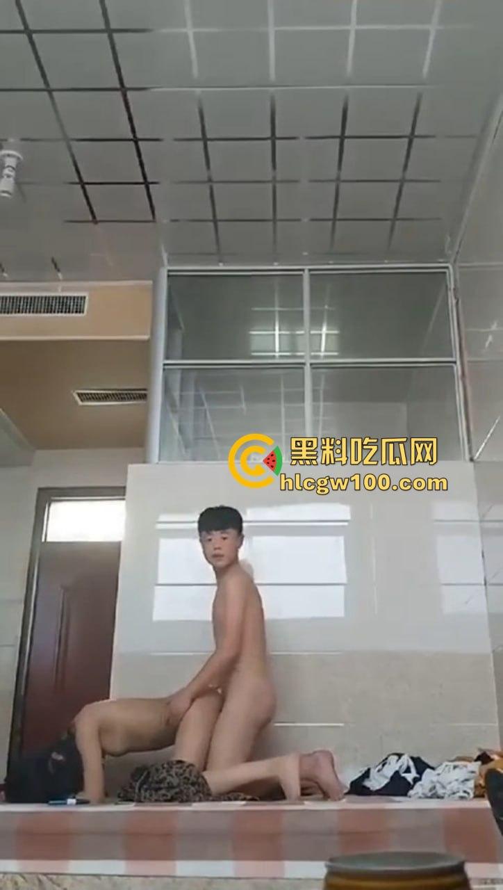 江西南昌台球厅陪练『杨舒然』被精神小伙约开火车，喝红牛猛补体力，边记录边打桩，车厢啪啪声连绵不绝！-7