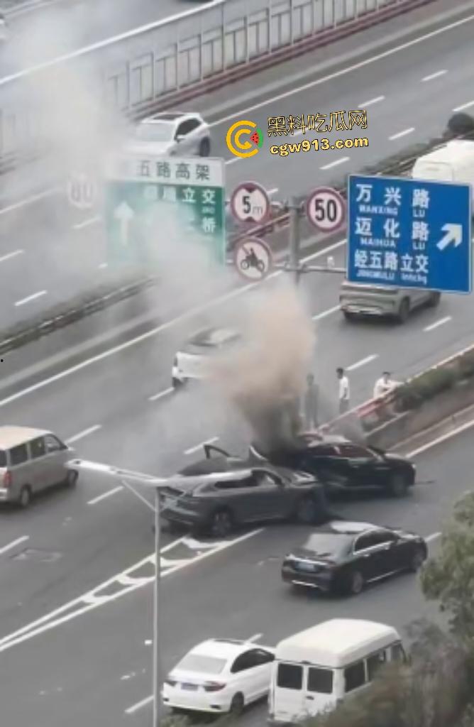 9月4日南京栖霞大道电车激撞！蔚来“亲”比亚迪翘臀，电池直接爆燃，电车这技术还是不到位啊！-1