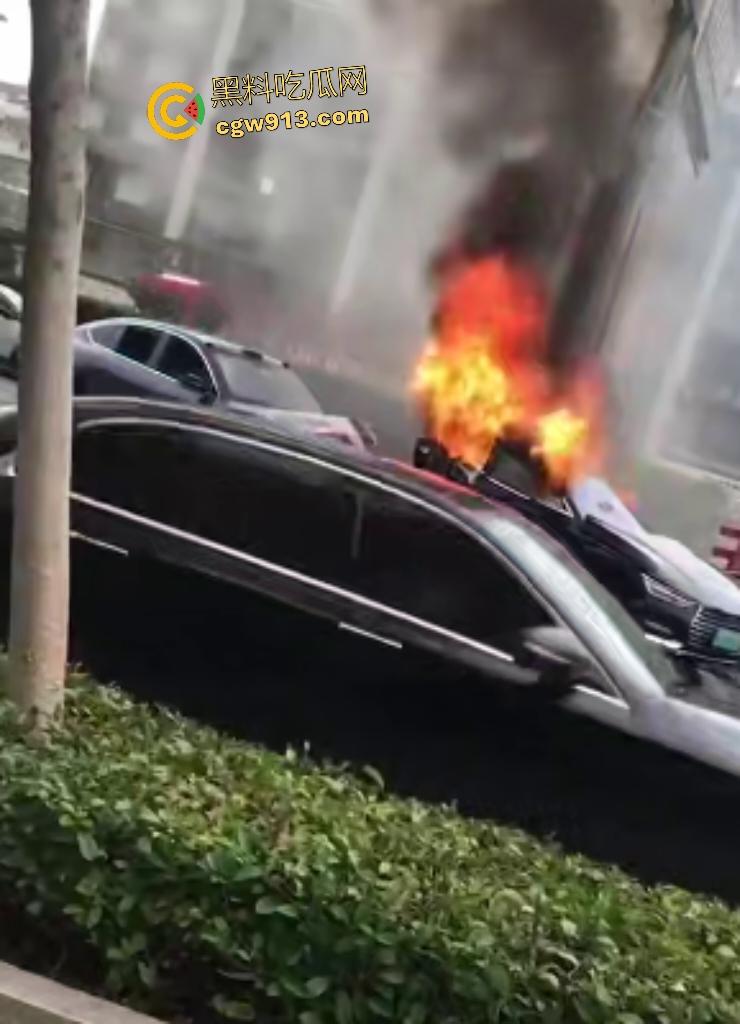 9月4日南京栖霞大道电车激撞！蔚来“亲”比亚迪翘臀，电池直接爆燃，电车这技术还是不到位啊！-6