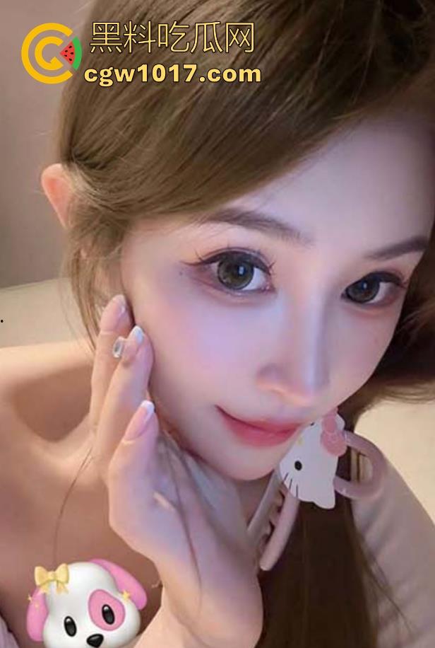 当着闺蜜的面跟弟弟做爱，从沙发上接吻到床上吃鸡骑乘，无套内射，极其刺激淫荡，把小骚逼狠狠的满足！-1