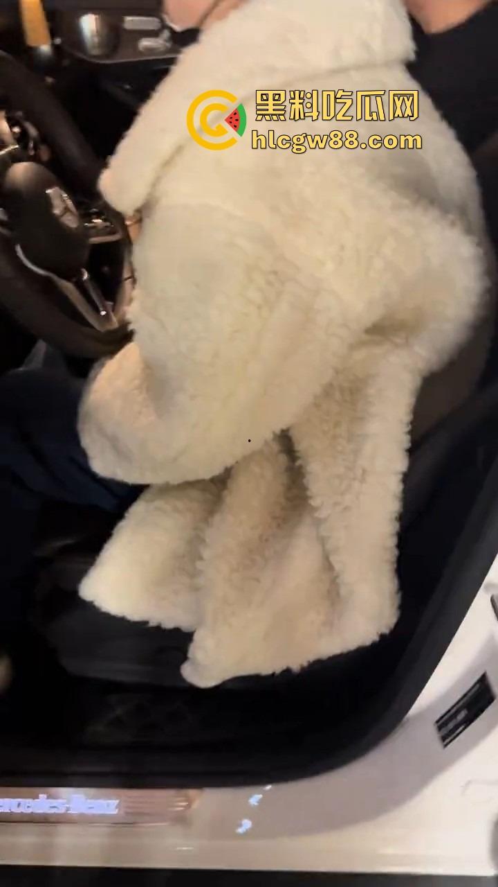 郑州奔驰车主抓小三『 卢丹丹』三姐车上被堵开房被阻，拿老婆车送小三借花献佛，三叉辉被黑的蛮惨！-5