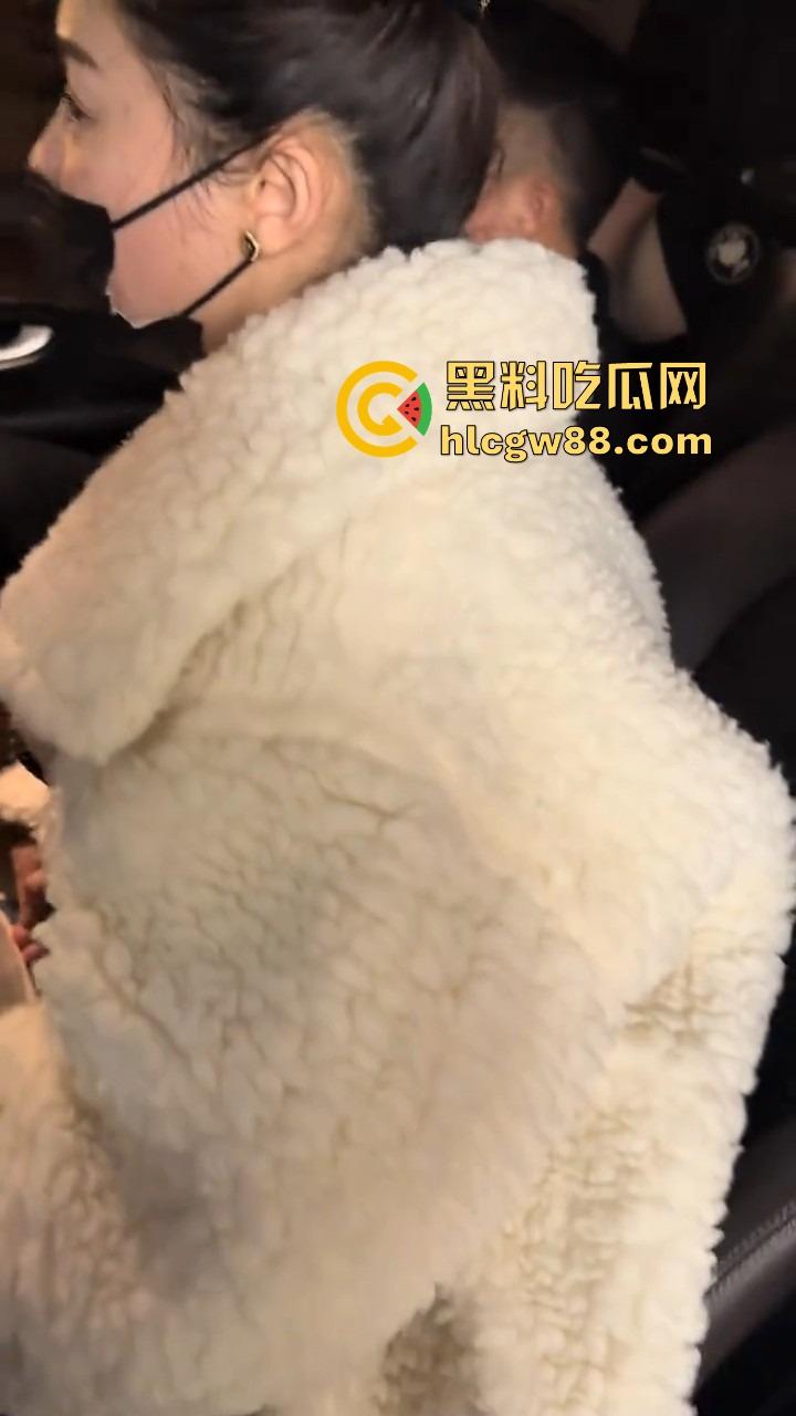 郑州奔驰车主抓小三『 卢丹丹』三姐车上被堵开房被阻，拿老婆车送小三借花献佛，三叉辉被黑的蛮惨！-11