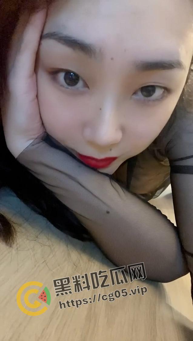 成都高新区少妇【陈小艺】明目张胆给老公戴绿帽 给陌生人发撩骚私拍被流出-5