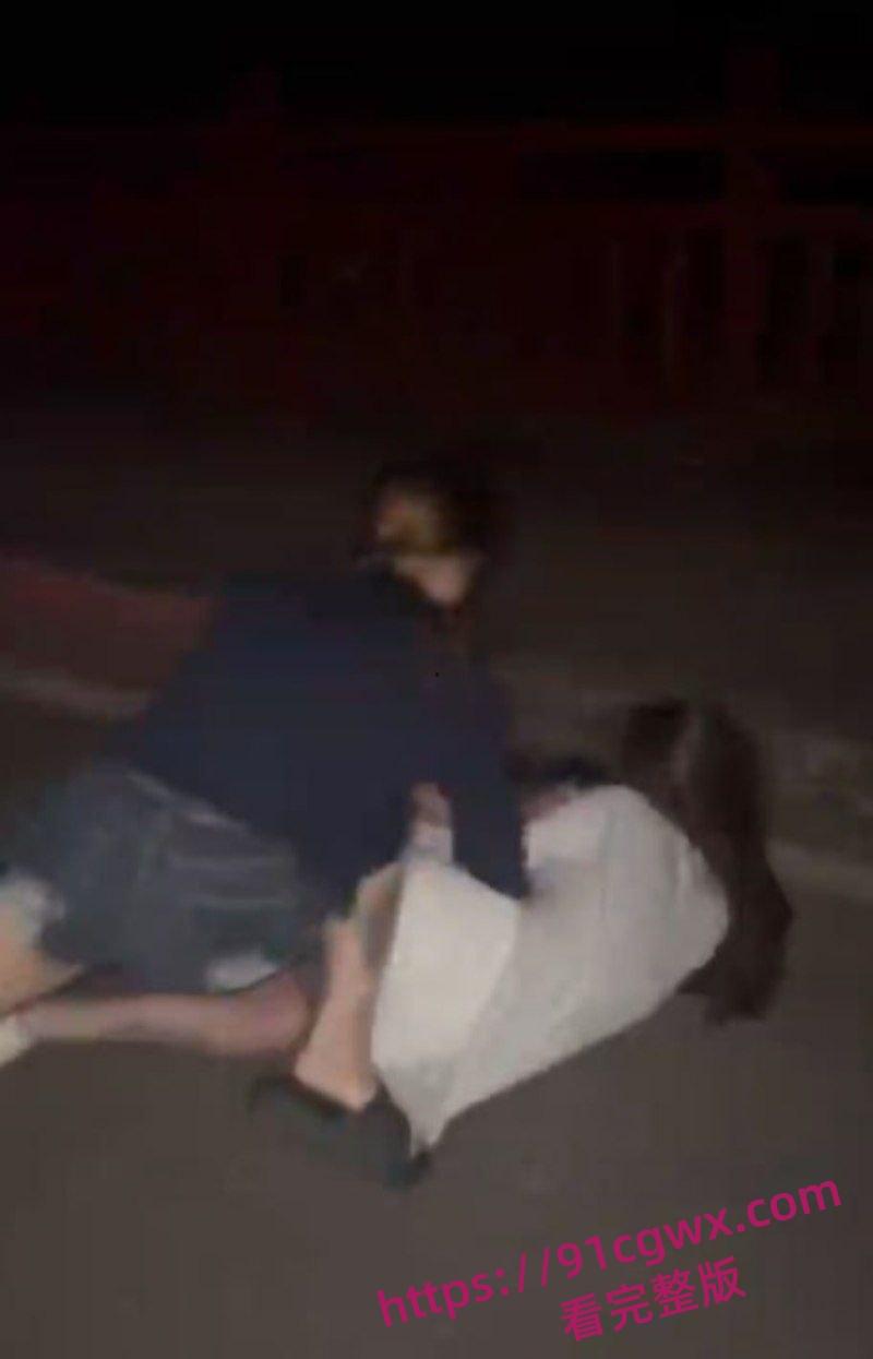 广东爆炸级精神小妹霸凌现场地板暴打失控 拳脚如雨点砸到血肉模糊啊！-3