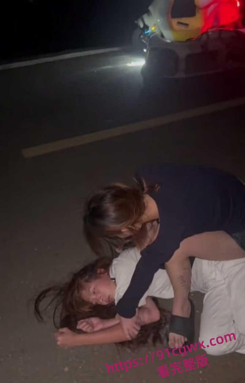 广东爆炸级精神小妹霸凌现场地板暴打失控 拳脚如雨点砸到血肉模糊啊！-8