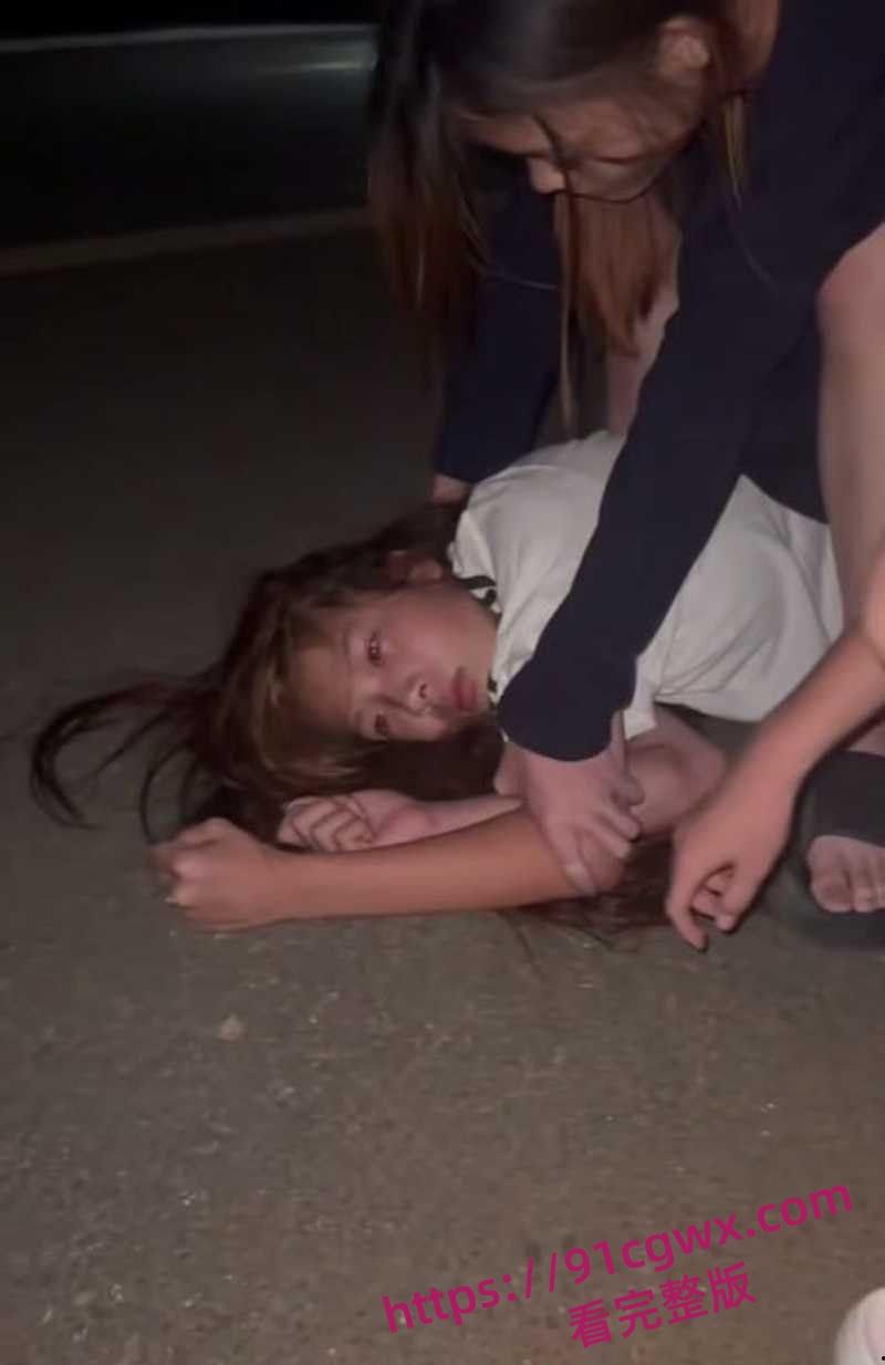 广东爆炸级精神小妹霸凌现场地板暴打失控 拳脚如雨点砸到血肉模糊啊！-9