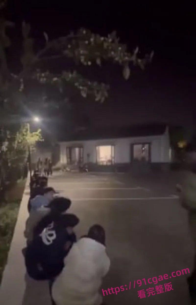 天津现代传媒学院教师宿舍大瓜！忘拉窗帘直播亲热，学生排队围观全过程-4