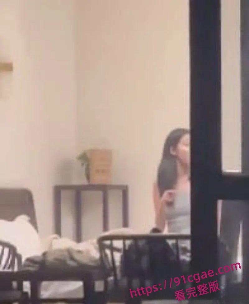 天津现代传媒学院教师宿舍大瓜！忘拉窗帘直播亲热，学生排队围观全过程-7