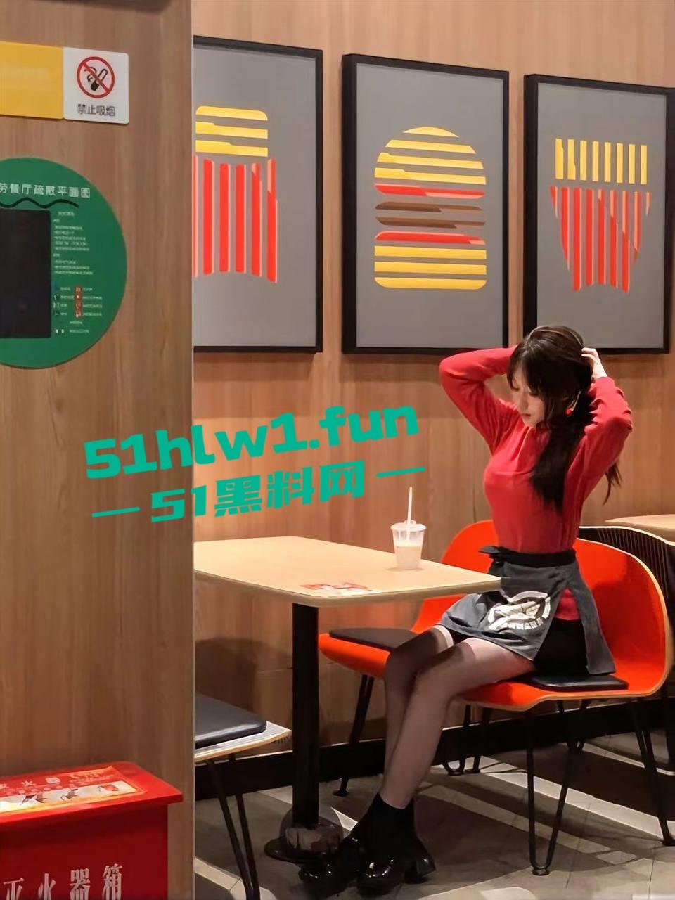 火爆全网的麦当劳兼职美女被曝光，私下淫荡的聊天记录露骨和不雅性爱视频曝光。-3