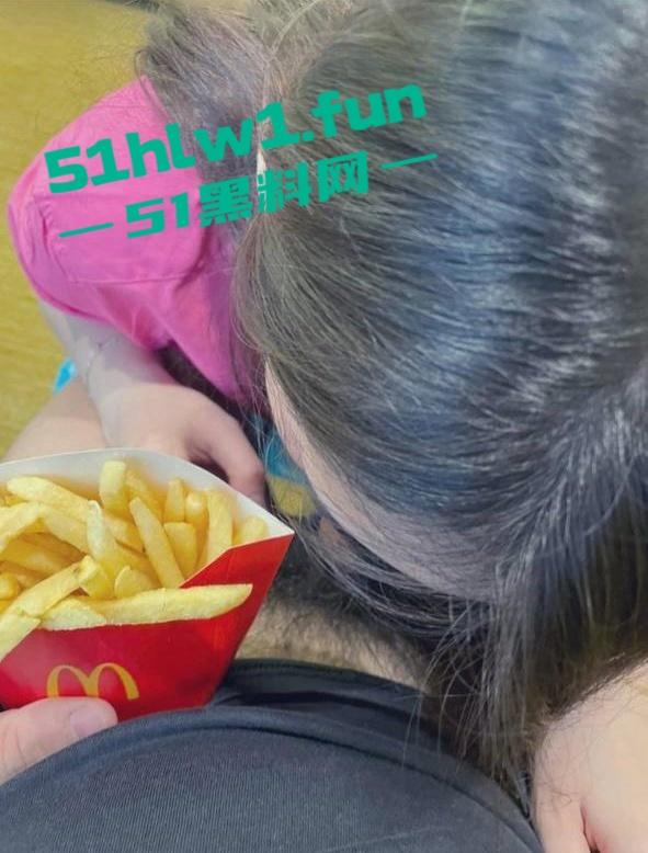 火爆全网的麦当劳兼职美女被曝光，私下淫荡的聊天记录露骨和不雅性爱视频曝光。-7