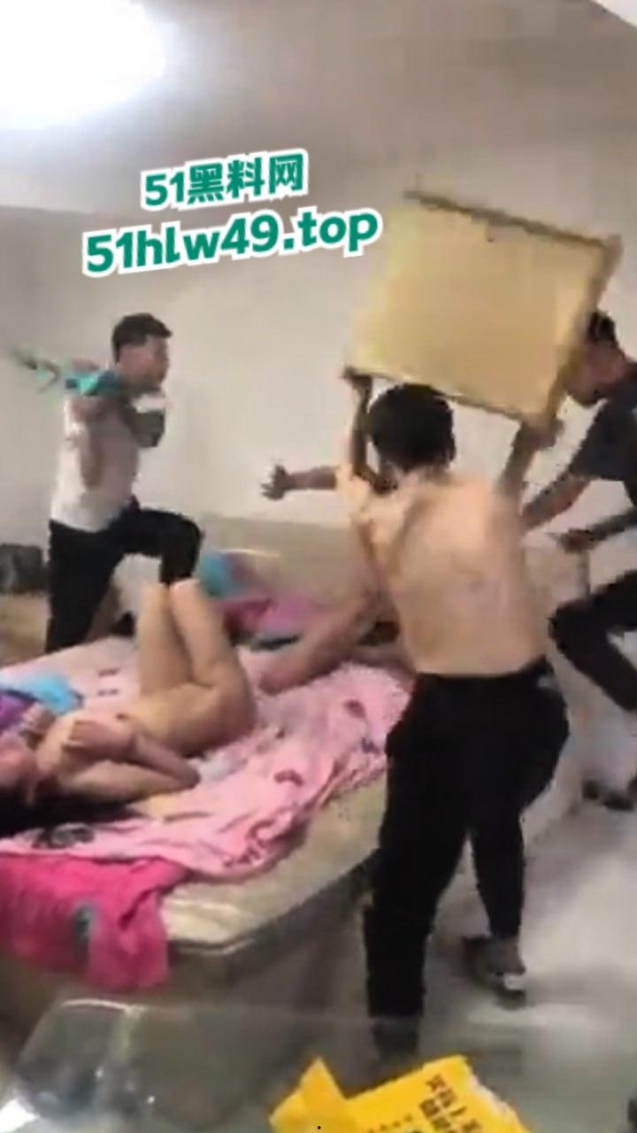 精神小伙偷情兄弟女朋友遭渣女出卖，假装上床再带上兄弟们抓奸仙人跳现场，愤怒冲头暴打渣男。-5