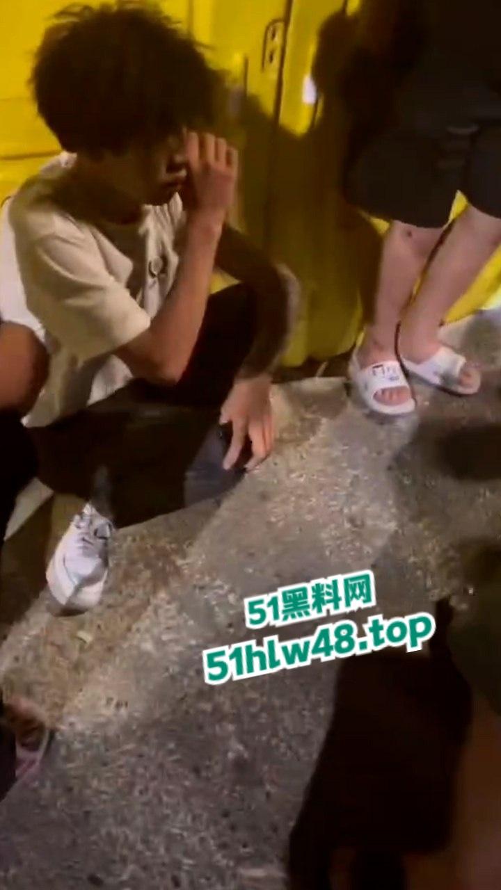 无业小哥偷车当场被抓，惨遭无影脚狂踹被逼互扇耳光，场面炸裂又酸爽。-8