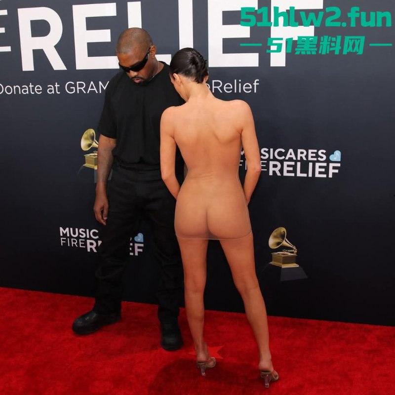 侃爷娇妻真空亮相格莱美红毯，公然上演户外露出全场惊呆！这尺度连镜头都不敢眨眼。-3