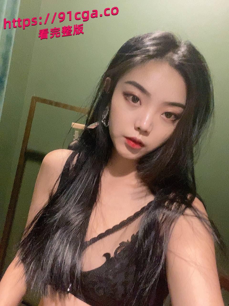 高颜值清纯御姐，表面高冷生人勿近的样子，私下却是个淫骚欲女。私密视频流出-1