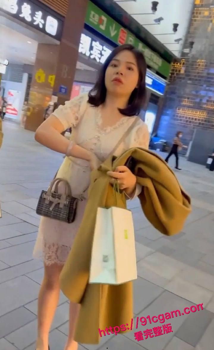 超美少妇真空逛街被大神抄底偷拍！人妻裙下不穿内裤 大黑逼清晰无比 反差十足！-1