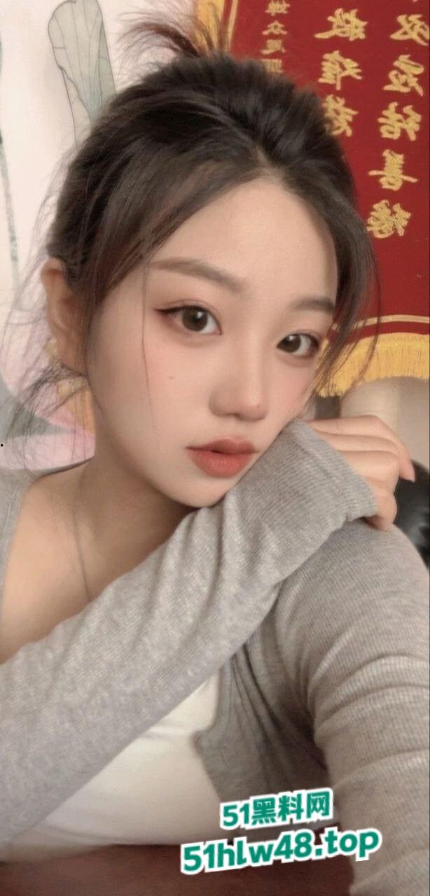 武汉大学音乐老师【张小岚】在学校楼道深喉口交浓精射满一嘴太刺激了！-3