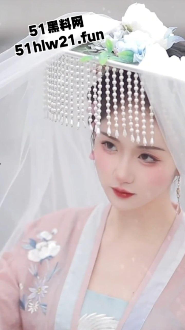 抖音百万粉丝网红【焕儿】被金主爸爸线下调教，情趣制服极致诱惑，再被金主各种姿势爆肏内射。-5