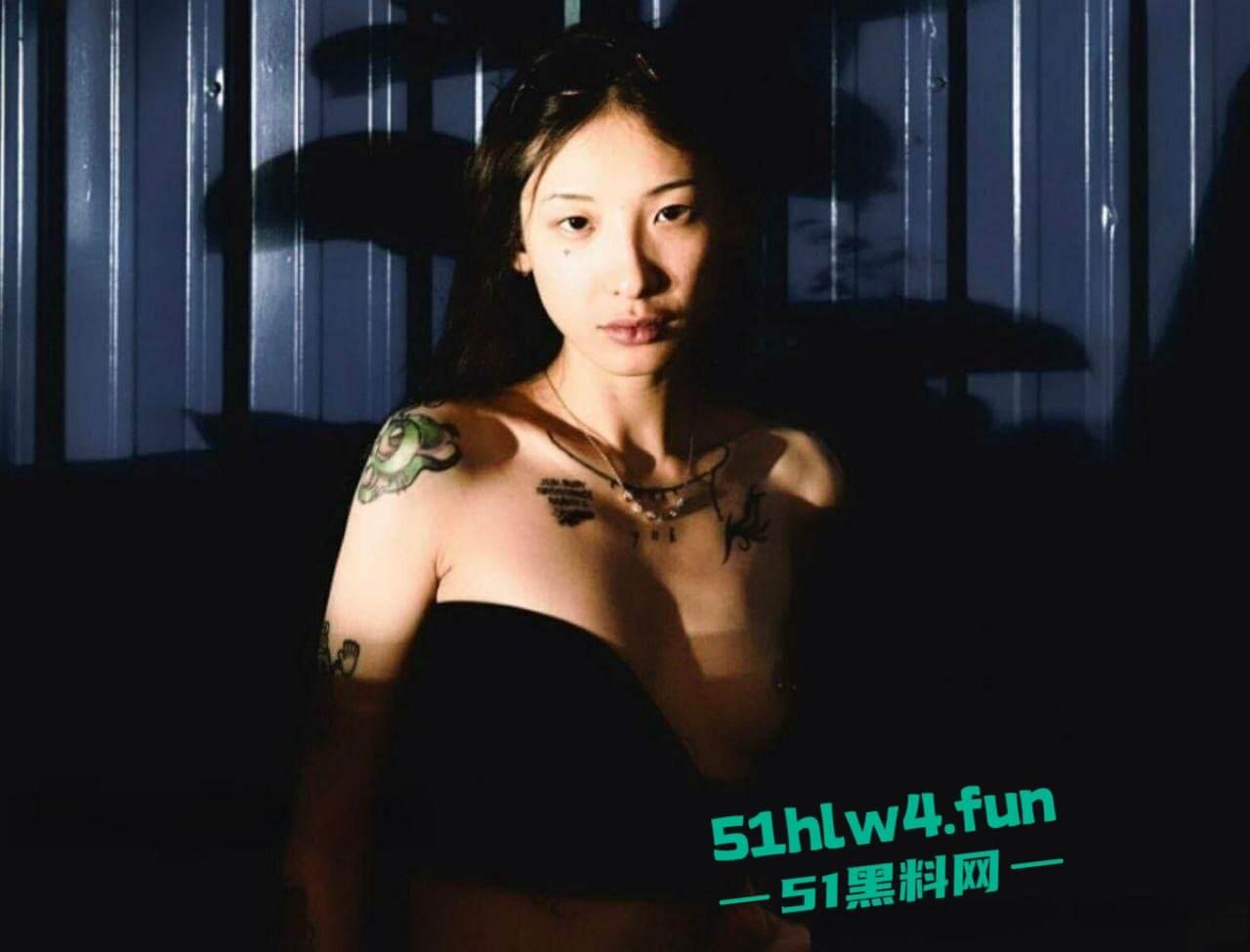 御姐级精神小妹【崔雪】高颜值纹身反差婊，身材纤细腿长逆天细腰翘臀美乳饱满 裸体自拍勾引大哥。-5