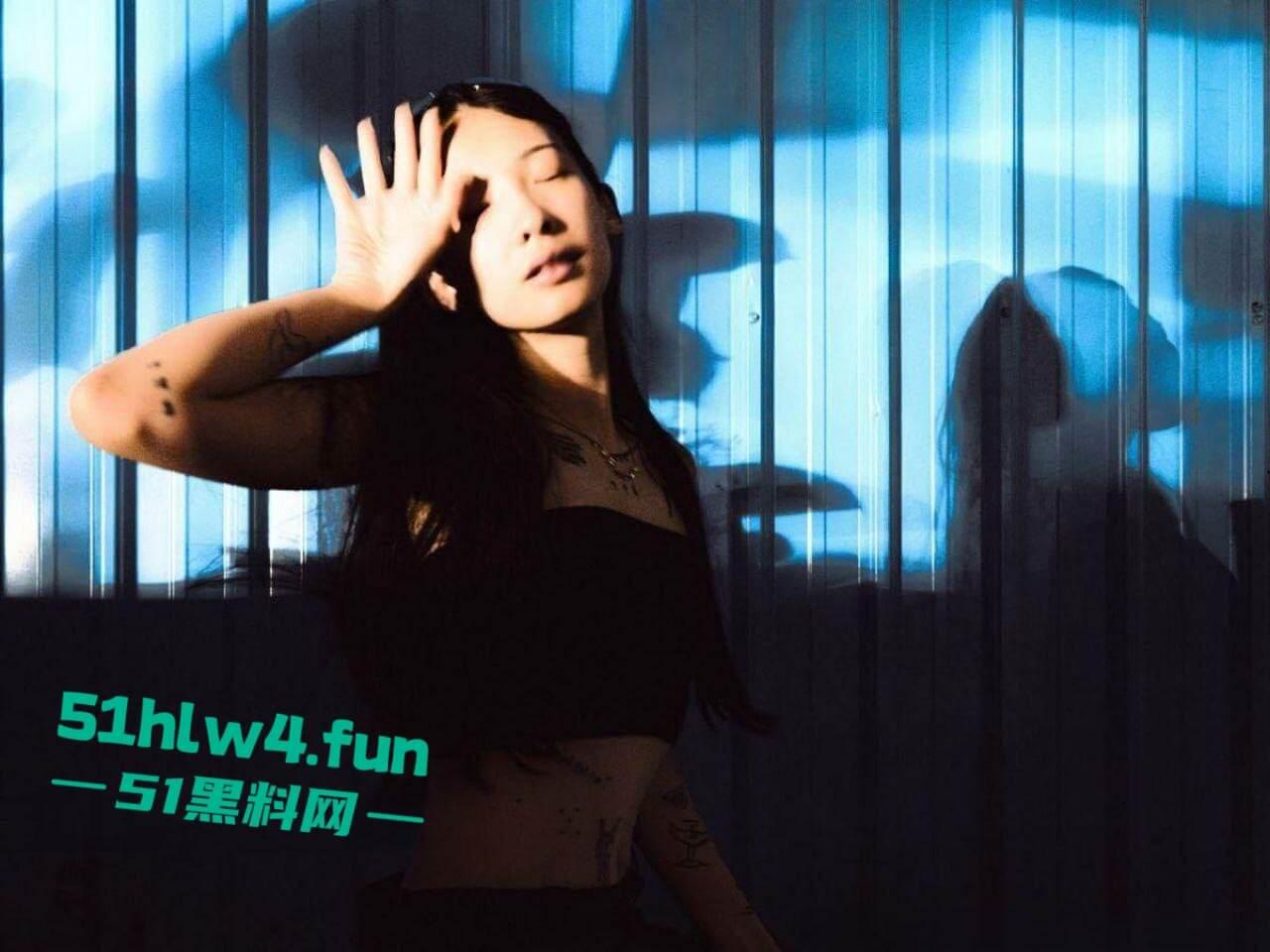 御姐级精神小妹【崔雪】高颜值纹身反差婊，身材纤细腿长逆天细腰翘臀美乳饱满 裸体自拍勾引大哥。-8