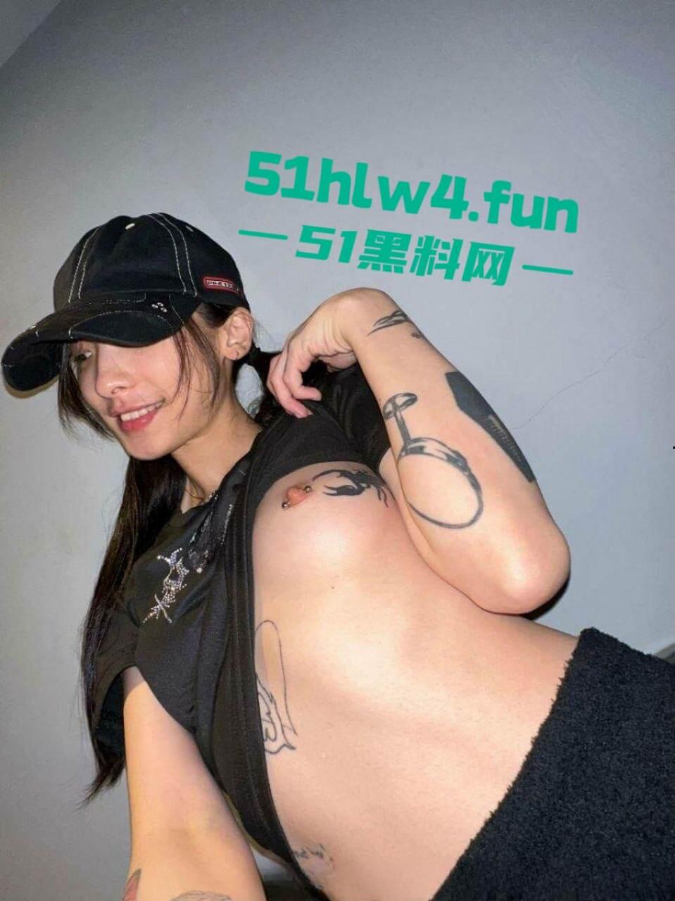 御姐级精神小妹【崔雪】高颜值纹身反差婊，身材纤细腿长逆天细腰翘臀美乳饱满 裸体自拍勾引大哥。-11