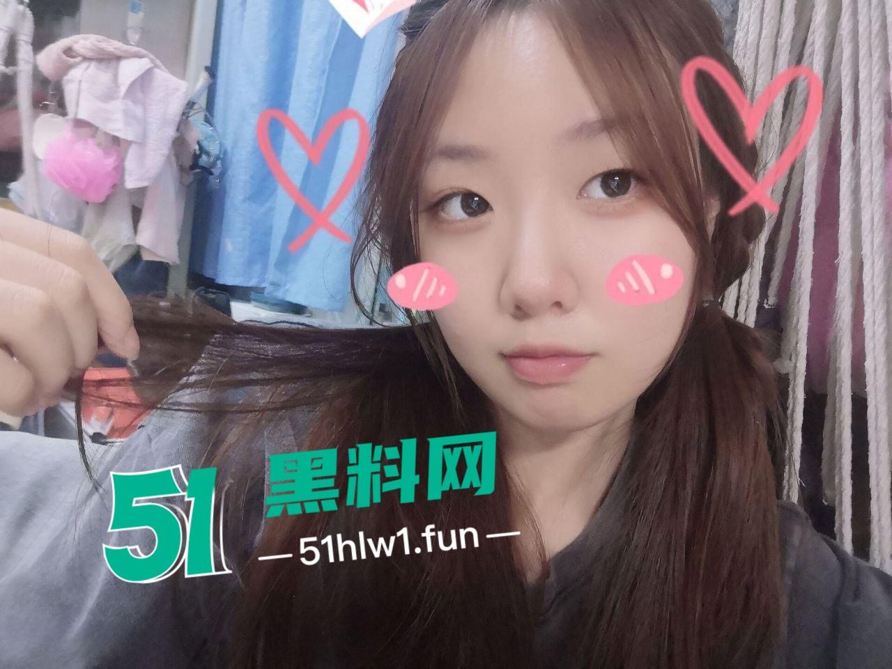 瓜友们极度热爱的反差女大学生，清纯可爱的外表下被男友曝光宿舍自慰和性爱啪啪视频。-8