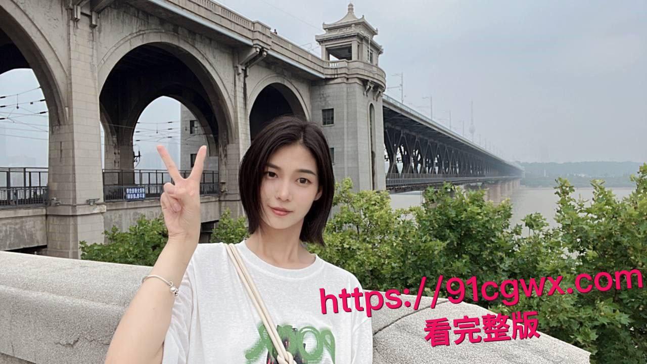 云南高校19岁甜美女大生周闫妮应聘模特惨遭面试官PUA：全裸洗澡镜头曝光流出！-1