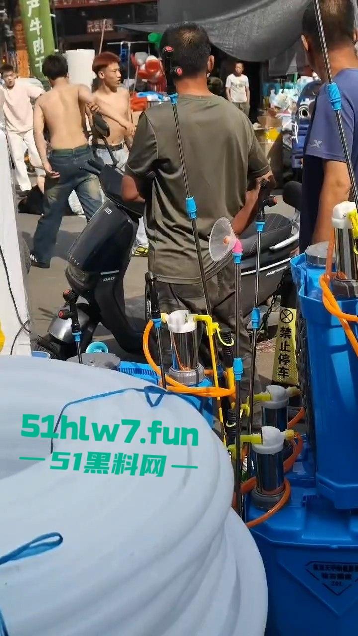 情侣街头误惹地痞流氓惨遭群殴，女友拼命拉架奈何小伙还是被砍数刀大街上躺板板。-2