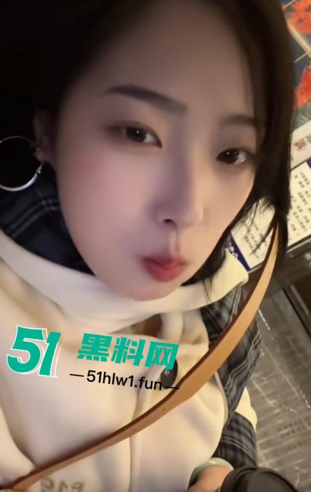 抖音短发【恶毒小姨】直播走光，忘关摄像头换衣全过程曝光，封号后又重新开播，居然还是这套路！-7