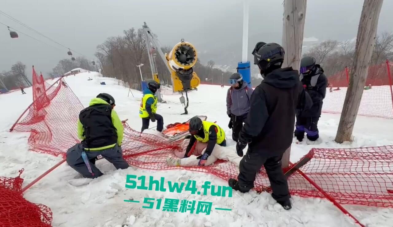 北大湖滑雪场新手滑雪妹，误入中高级滑道滑雪，不慎摔飞被撞到变形断腿场面超吓人。-5