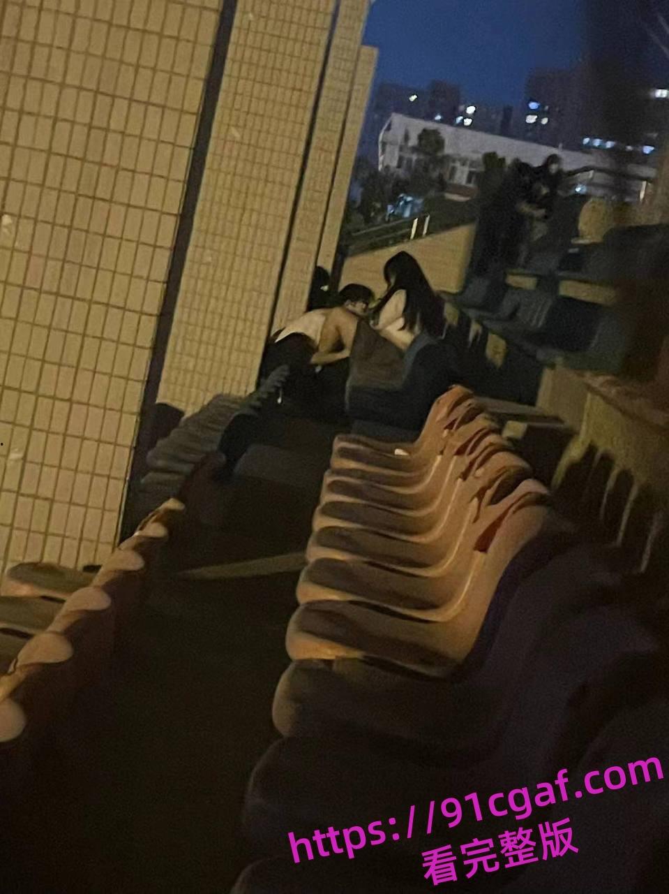 某学校小情侣在操场观众席上实在是憋不住直接搞上了，主打一个刺激！-5