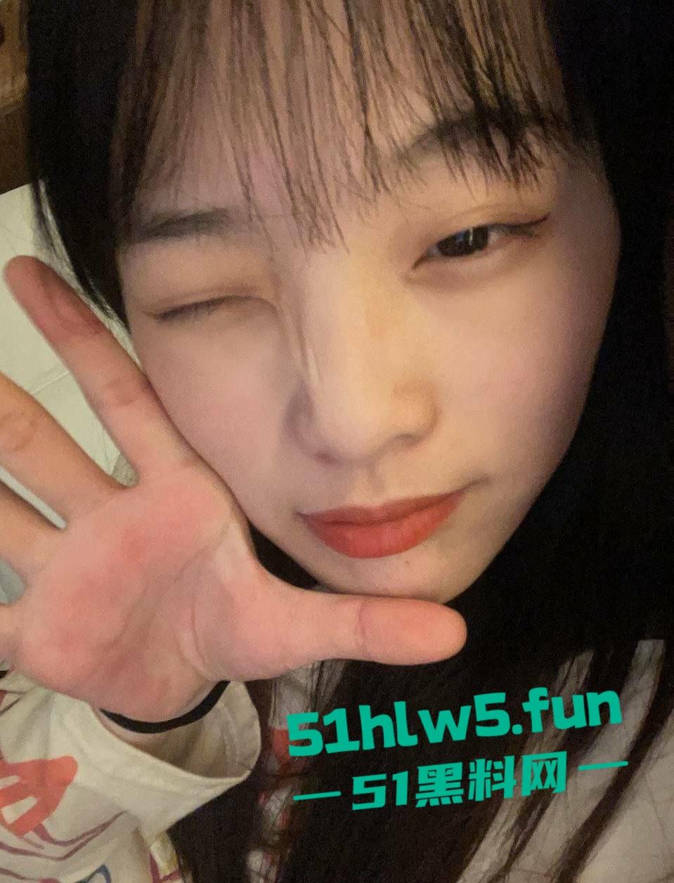 东莞清溪某印刷厂厂妹，下班后回到出租房帮男友口爆吞精拍摄视频，不料分手后惨遭渣男曝光。-5