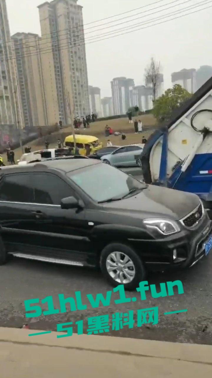 四川巴中恩阳区，发生12车相撞事故，造成5死一伤，现场画面流出，多家医院发声，细节信息量大。-1