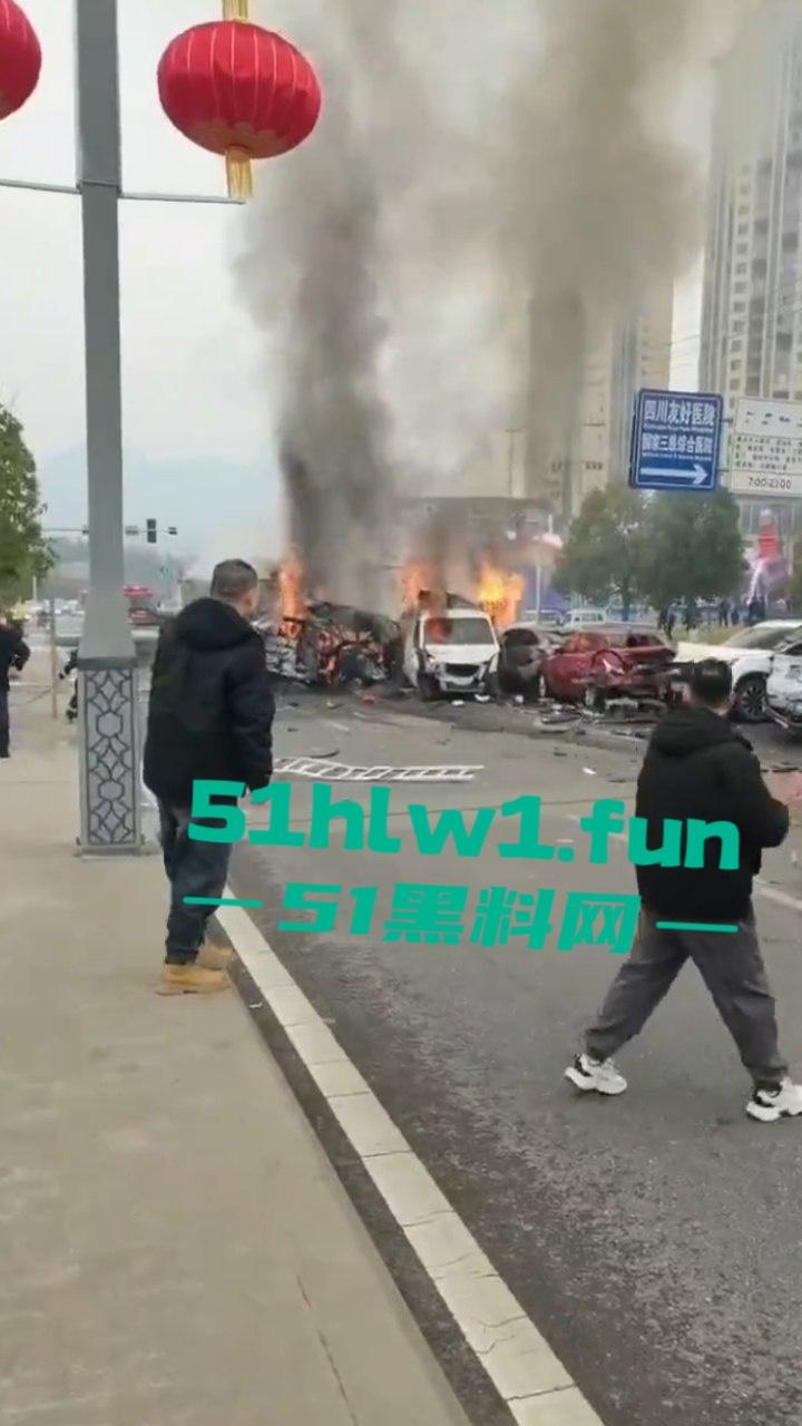 四川巴中恩阳区，发生12车相撞事故，造成5死一伤，现场画面流出，多家医院发声，细节信息量大。-2