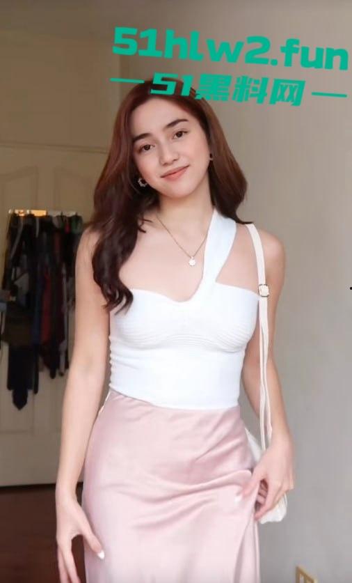 菲律宾网红【Julsbarba】性爱视频流出，笑得甜美，干起来肯定浪，白净母狗值得一试！-1