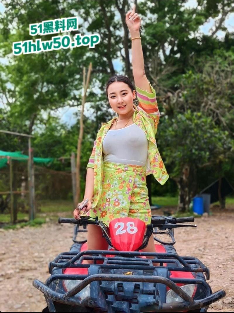 台湾极品巨乳御姐女神【蒋可欣】口爆，主动撅起丰满的臀，让男友插入无毛嫩穴内射！-7